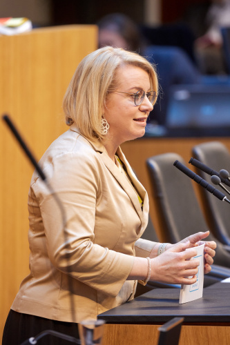 Am Rednerpult: Nationalratsabgeordnete Bettina Rausch (ÖVP)
