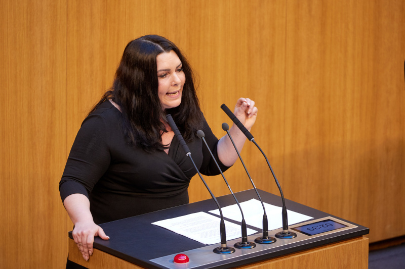 Am Rednerpult: Abgeordnete zum EU-Parlament Theresa Bielowski (SPÖ)