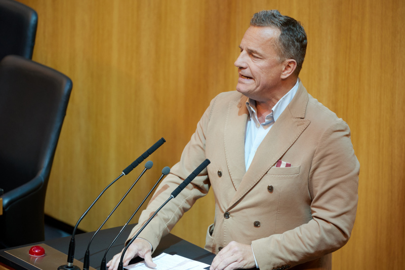 Am Rednerpult: Abgeordneter zum EU-Parlament Georg Mayer (FPÖ)