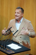 Am Rednerpult: Abgeordneter zum EU-Parlament Georg Mayer (FPÖ)