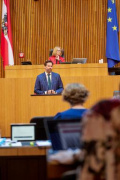 Am Rednerpult: Abgeordneter zum EU-Parlament Lukas Mandl (ÖVP)