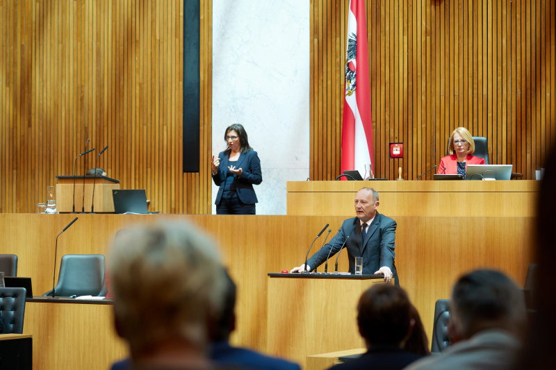 Am Rednerpult: Nationalratsabgeordneter Axel Kassegger (FPÖ)