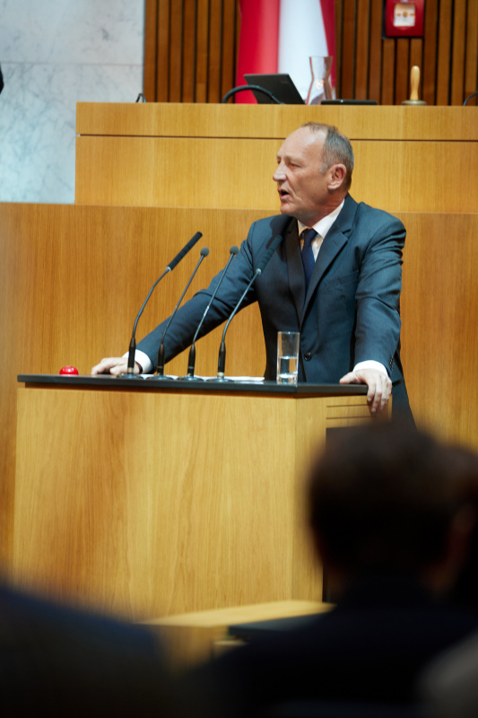 Am Rednerpult: Nationalratsabgeordneter Axel Kassegger (FPÖ)