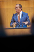 Am Rednerpult: Nationalratsabgeordneter Peter Haubner (ÖVP)