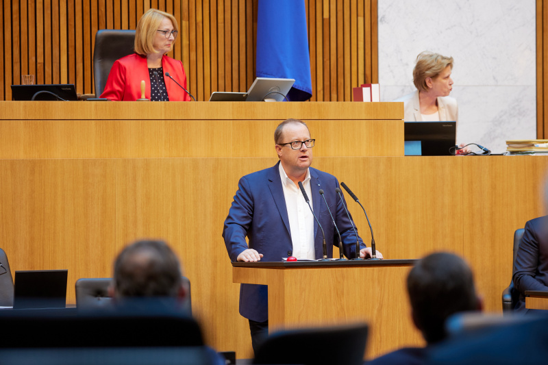 Am Rednerpult: Nationalratsabgeordneter Hubert Fuchs (FPÖ)