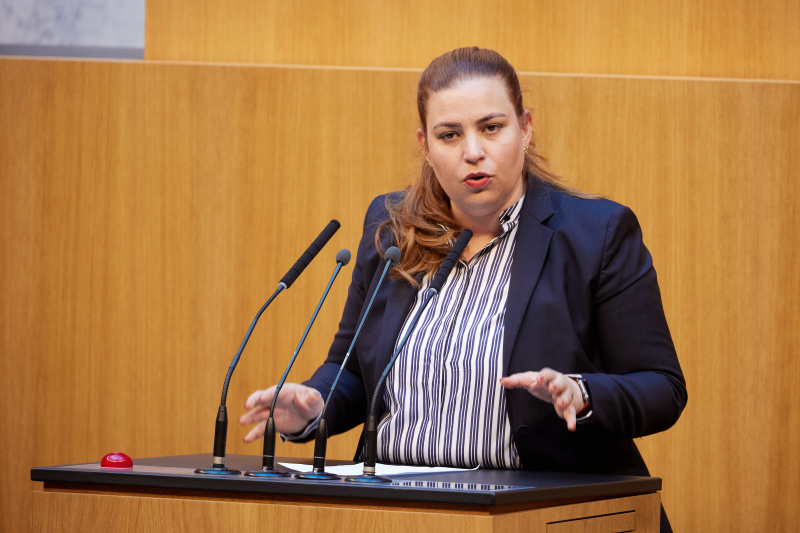 Am Rednerpult: Nationalratsabgeordnete Nina Tomaselli (GRÜNE)