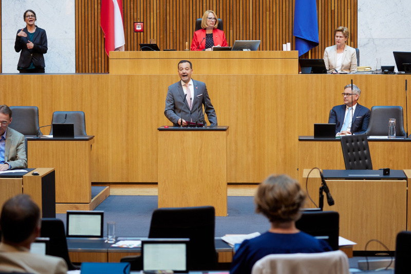 Am Rednerpult: Nationalratsabgeordneter Gerhard Loacker (NEOS)