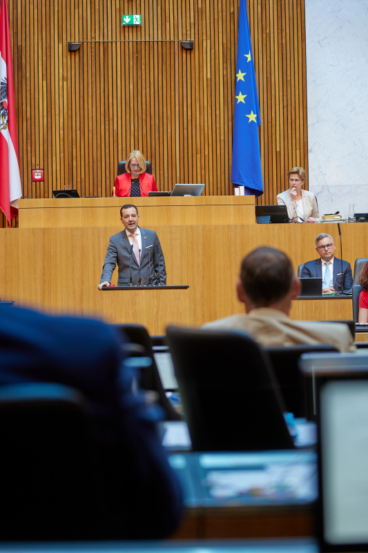 Am Rednerpult: Nationalratsabgeordneter Gerhard Loacker (NEOS)