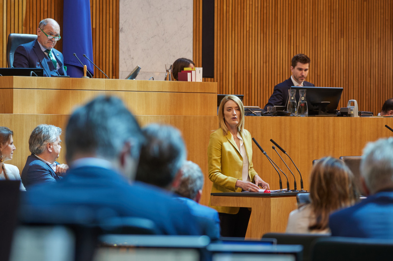 Am Rednerpult: Präsidentin des Europäischen Parlaments Roberta Metsola