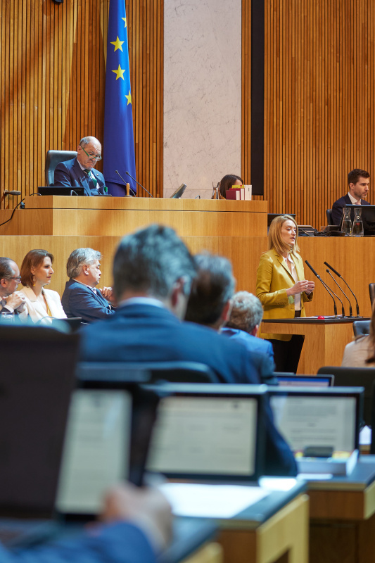 Am Rednerpult: Präsidentin des Europäischen Parlaments Roberta Metsola