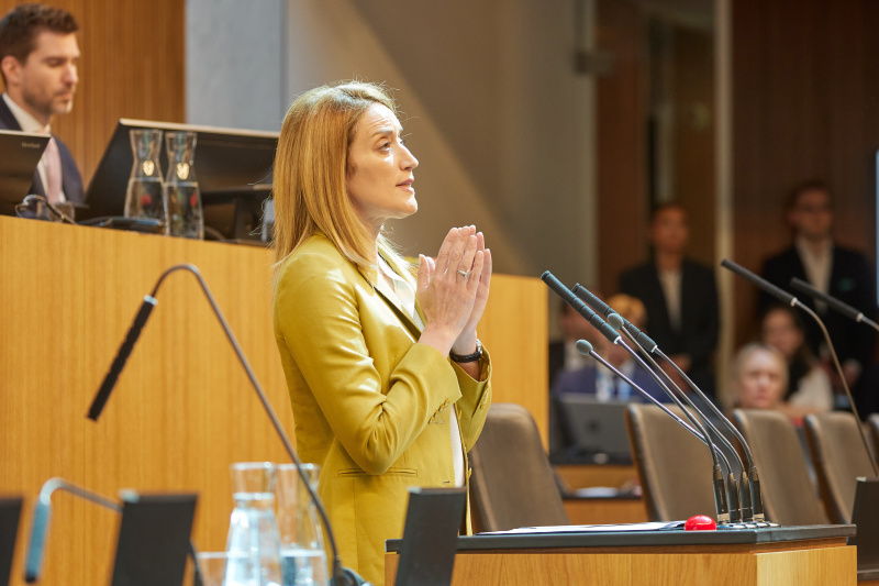 Am Rednerpult: Präsidentin des Europäischen Parlaments Roberta Metsola
