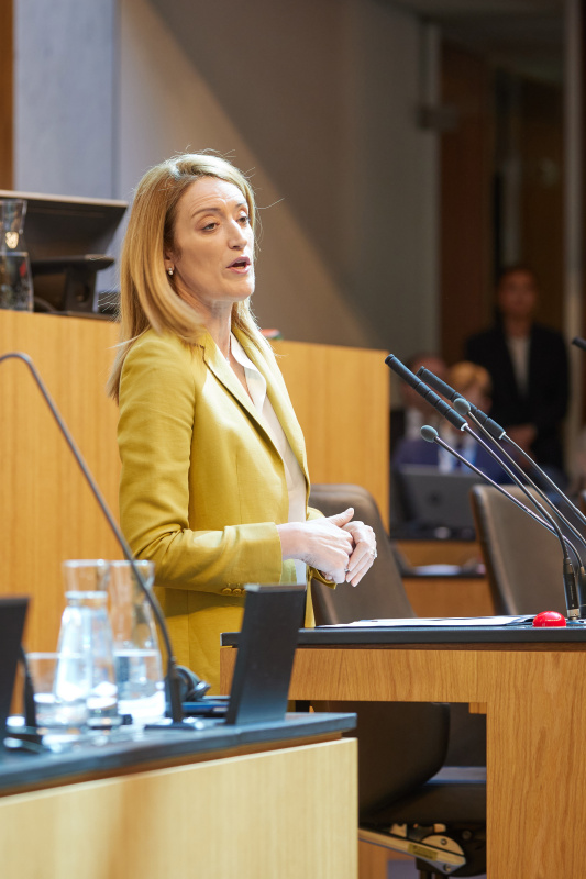 Am Rednerpult: Präsidentin des Europäischen Parlaments Roberta Metsola