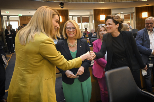Von links: Präsidentin des Europäischen Parlaments Roberta Metsola, Zweite Nationalratspräsidentin Doris Bures (SPÖ), Klubobfrau Pamela Rendi-Wagner (SPÖ)