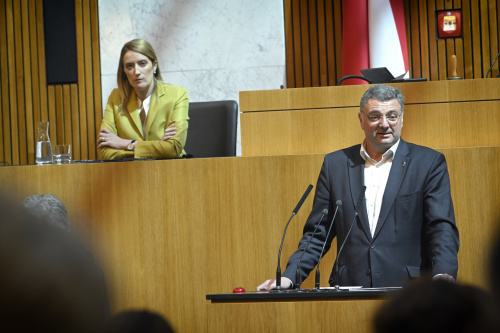Am Rednerpult: Nationalratsabgeordneter Jörg Leichtfried (SPÖ)