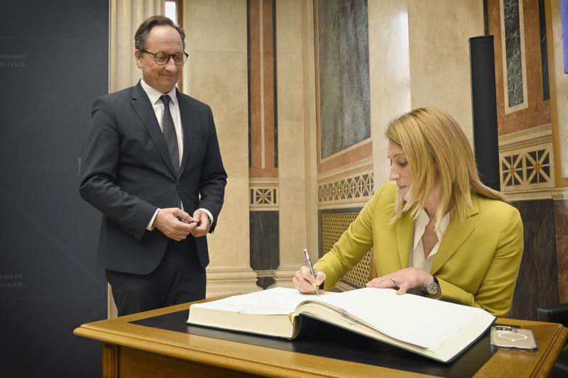 Gästebucheintrag. Von links: Bundesratspräsident Günter Kovacs (SPÖ), Präsidentin des Europäischen Parlaments Roberta Metsola