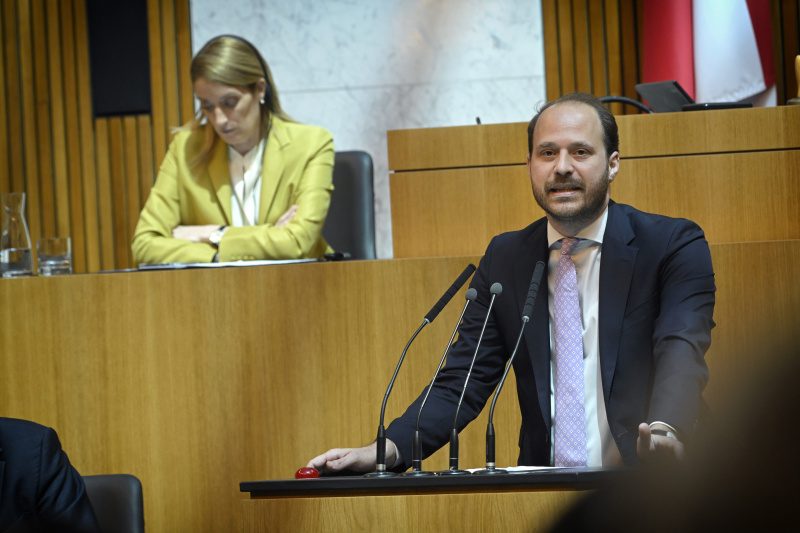 Am Rednerpult: Nationalratsabgeordneter Nikolaus Scherak (NEOS)