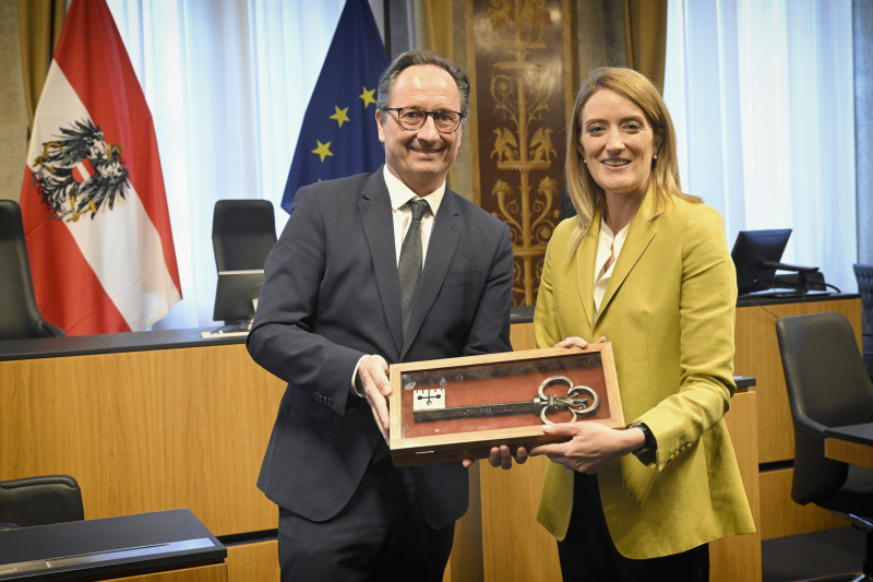 Von links: Bundesratspräsident Günter Kovacs (SPÖ), Präsidentin des Europäischen Parlaments Roberta Metsola