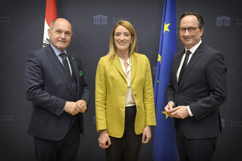 Von links: Nationalratspräsident Wolfgang Sobotka (ÖVP), Präsidentin des Europäischen Parlaments Roberta Metsola, Bundesratspräsident Günter Kovacs (SPÖ)