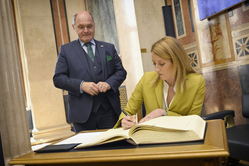 Gästebucheintrag. Von links: Nationalratspräsident Wolfgang Sobotka (ÖVP), Präsidentin des Europäischen Parlaments Roberta Metsola