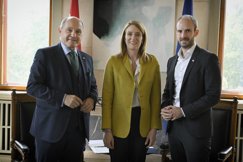 Von links: Nationalratspräsident Wolfgang Sobotka (ÖVP), Präsidentin des Europäischen Parlaments Roberta Metsola, Staatssekretär Florian Tursky (ÖVP)