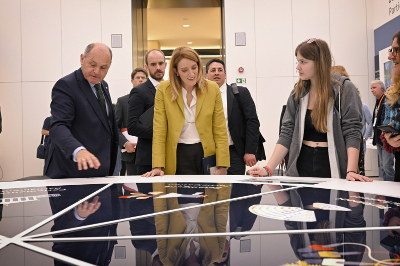 Von links: Nationalratspräsident Wolfgang Sobotka (ÖVP),  Staatssekretär Florian Tursky (ÖVP), Präsidentin des Europäischen Parlaments Roberta Metsola