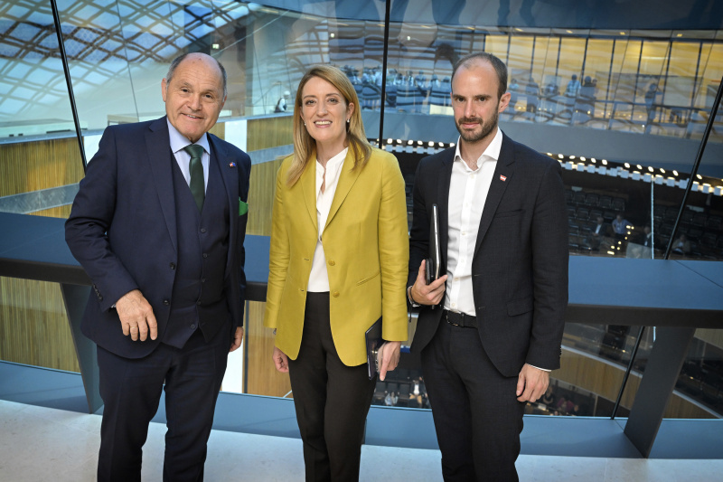 Von links: Nationalratspräsident Wolfgang Sobotka (ÖVP), Präsidentin des Europäischen Parlaments Roberta Metsola, Staatssekretär Florian Tursky (ÖVP)