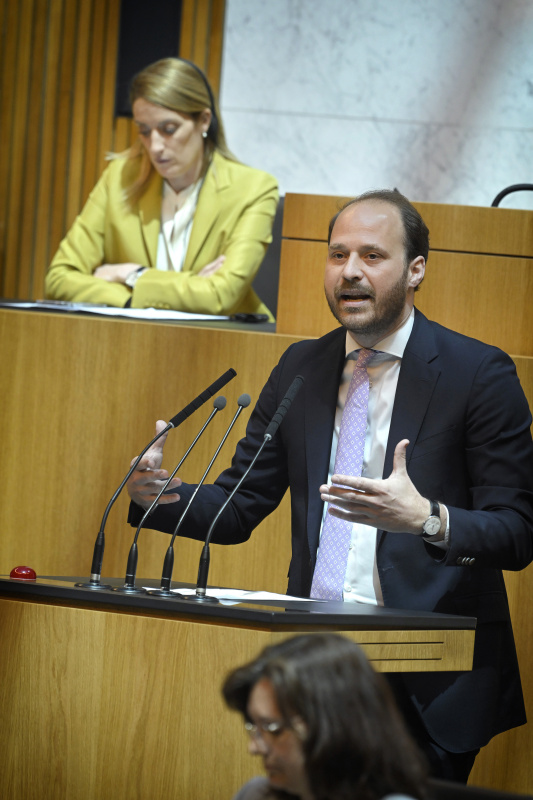 Am Rednerpult: Nationalratsabgeordneter Nikolaus Scherak (NEOS)