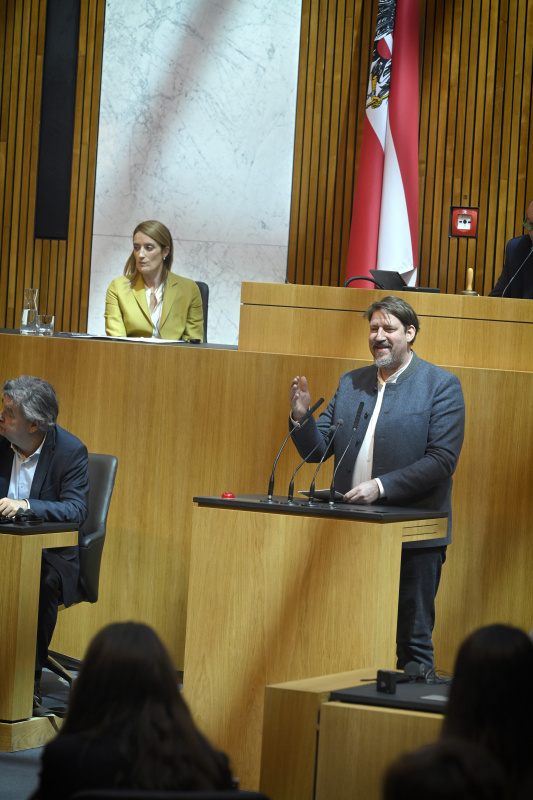 Am Rednerpult: Europaabgeordneter Thomas Waitz (GRÜNE)