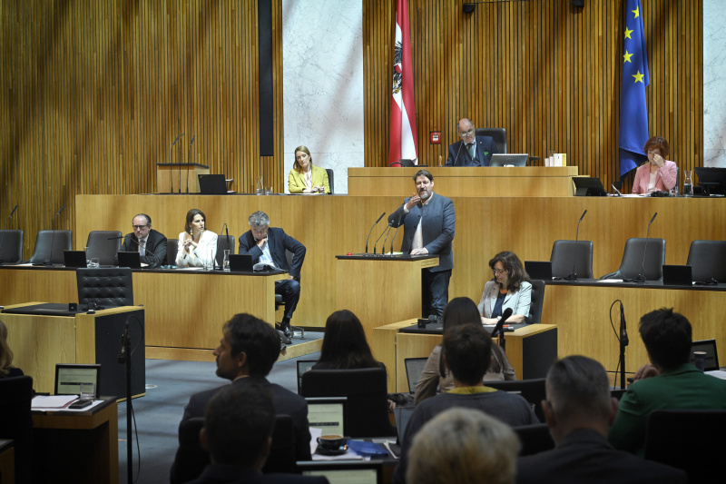 Am Rednerpult: Europaabgeordneter Thomas Waitz (GRÜNE)