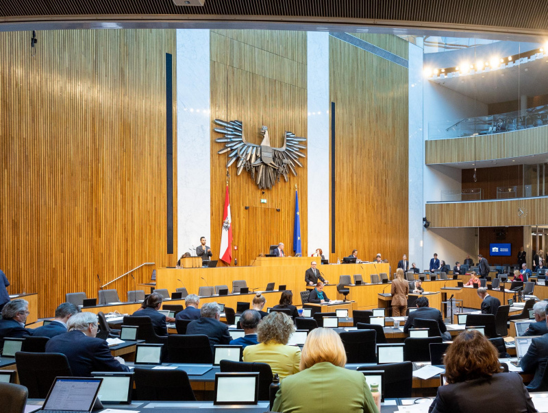 Blick Richtung Sitzungsteilnehmer:innen