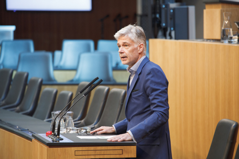 Begrüßung durch Parlamentsdirektor Harald Dossi
