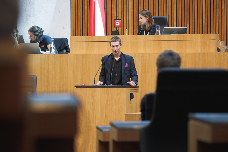 Veranstaltungsteilnehmer am Rednerpult