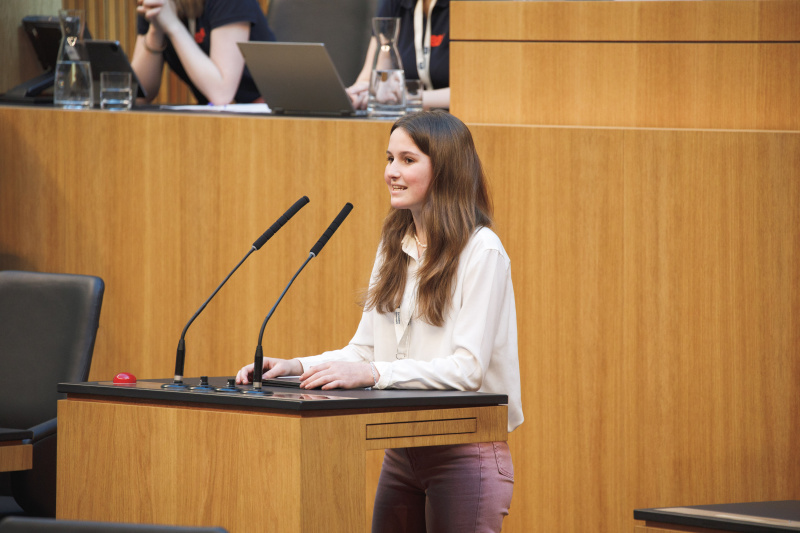 Veranstaltungsteilnehmerin am Rednerpult