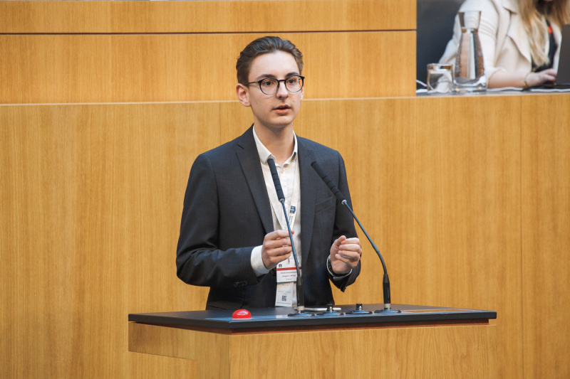 Veranstaltungsteilnehmer am Rednerpult