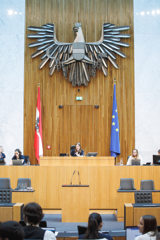 Vorsitzführung durch eine Veranstaltungsteilnehmerin am Präsidium