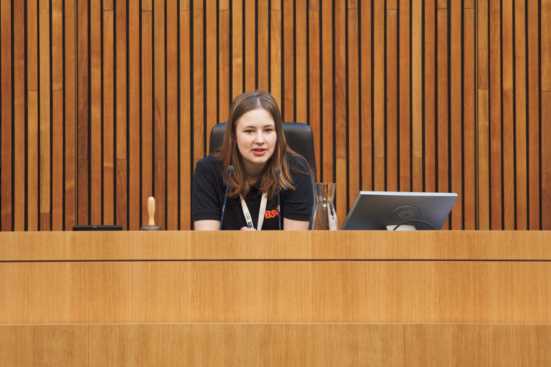 Veranstaltungsteilnehmerin bei der Vorsitzführung am Präsidium..