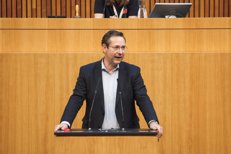 Am Rednerpult Nationalratsabgeordneter Hermann Brückl (FPÖ)