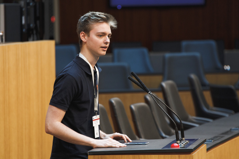 Veranstaltngsteilnehmer am Renerpult