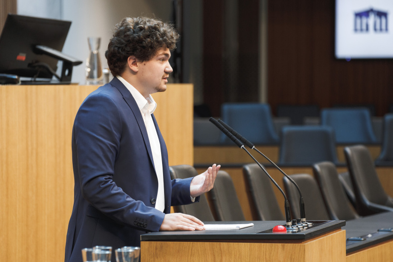 Veranstaltngsteilnehmer am Renerpult