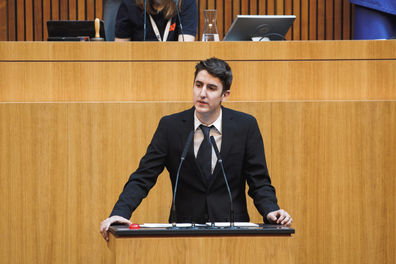 Veranstaltngsteilnehmer am Renerpult