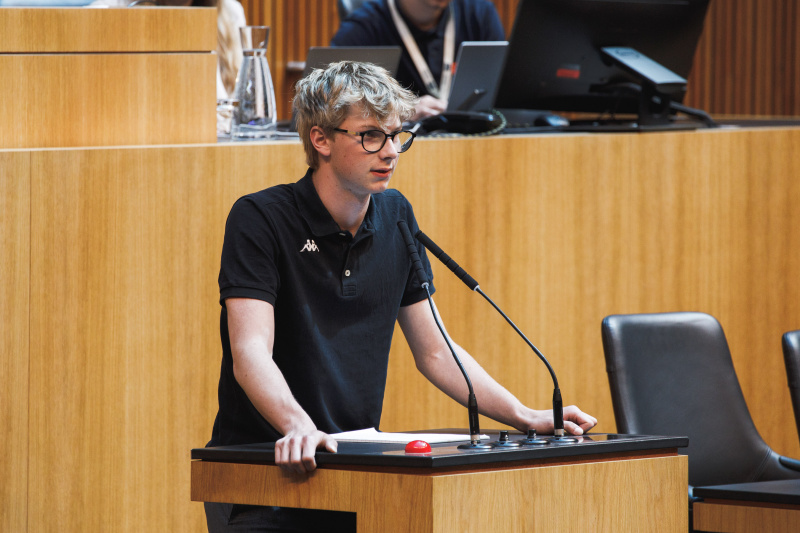 Veranstaltngsteilnehmer am Renerpult