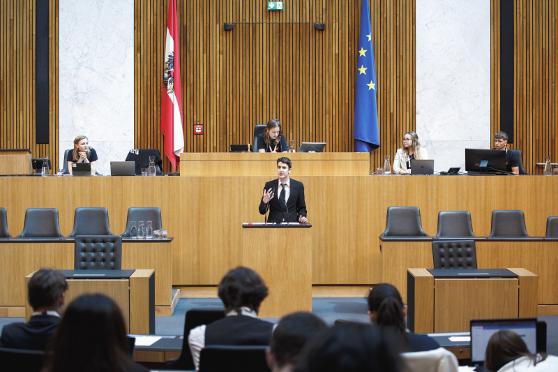 Veranstaltngsteilnehmer am Renerpult