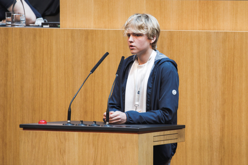 Veranstaltngsteilnehmer am Renerpult