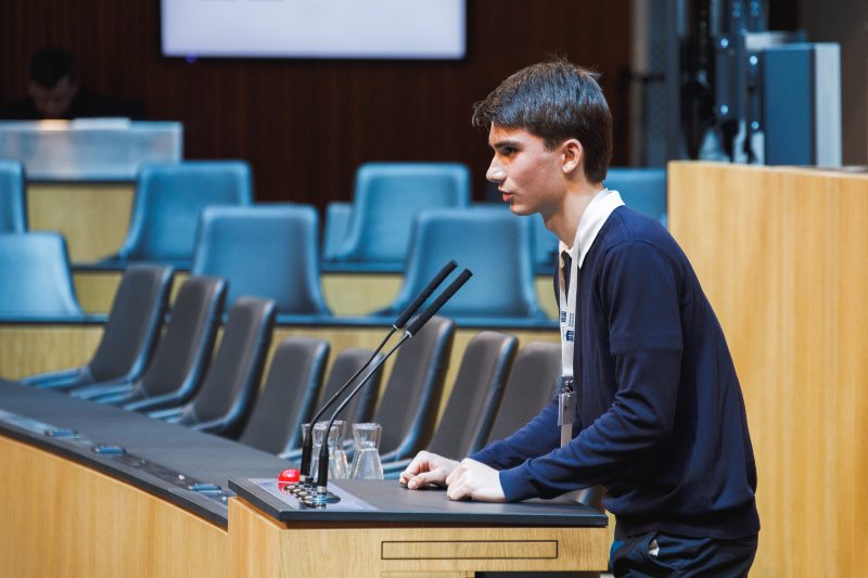 Veranstaltngsteilnehmer am Renerpult