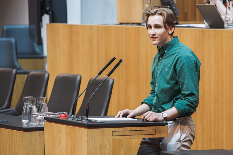 Veranstaltngsteilnehmer am Renerpult