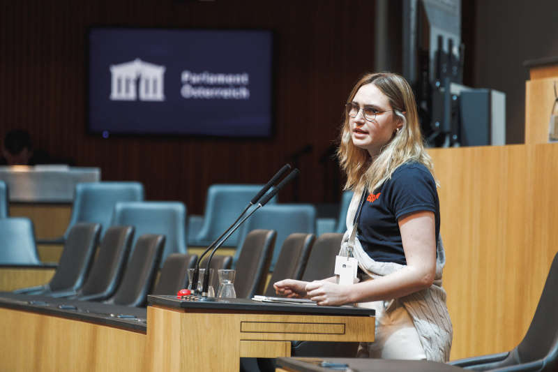 Veranstaltungsteilnehmerin am Renderpult