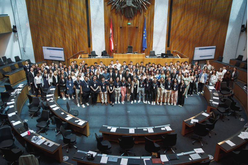 Gruppenfoto mit allen Veranstaltungsteilnehmer:innen