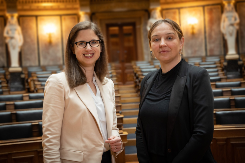Porträt Politikwissenschafterin und ehemalige Co-Leiterin des Austrian Democracy Lab Katrin Praprotnik und  Tatjana Lukáš