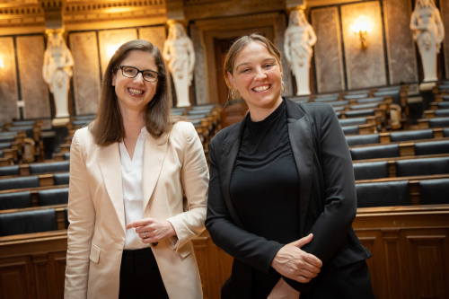 Porträt Politikwissenschafterin und ehemalige Co-Leiterin des Austrian Democracy Lab Katrin Praprotnik und  Tatjana Lukáš