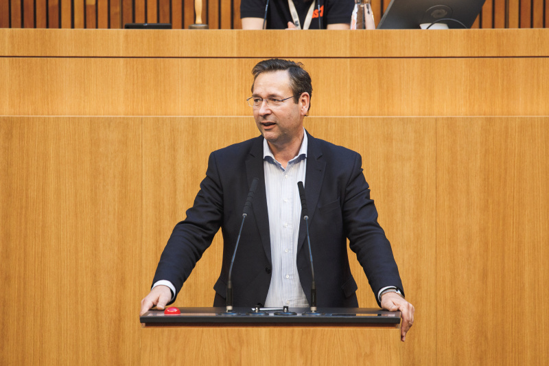 Am Rednerpult Nationalratsabgeordneter Hermann Brückl (FPÖ)